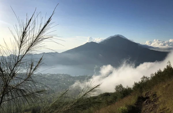 巴图尔湖和火山是在中部山区附近金塔马尼村庄 印度尼西亚巴厘岛 — 图库照片