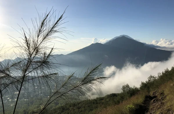 バトゥール湖と火山キンタマーニ村 インドネシアの近くバリ島の中部の山岳地帯で します — ストック写真