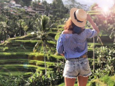 Pirinç terasları Bali şapkalı bir genç kız
