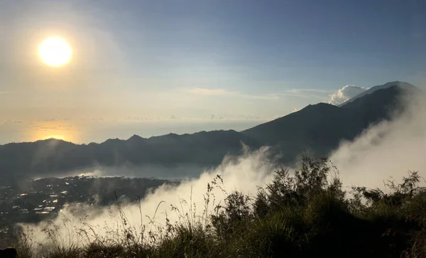 バトゥール山 インドネシア バリ島の上からの美しい日の出 — ストック写真