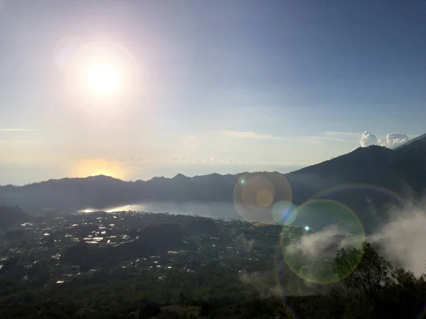 バトゥール湖と火山キンタマーニ村 インドネシアの近くバリ島の中部の山岳地帯で します — ストック写真