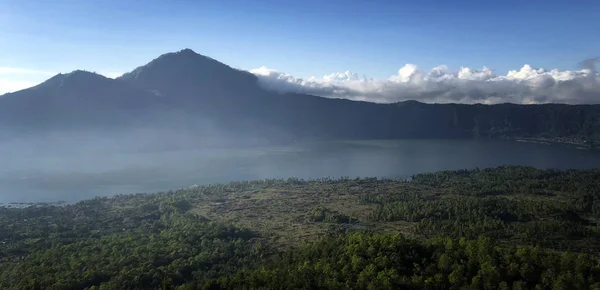 バトゥール湖と火山キンタマーニ村 インドネシアの近くバリ島の中部の山岳地帯で します — ストック写真