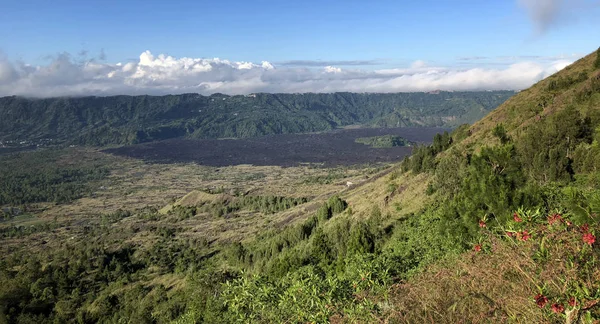 バトゥール湖と火山キンタマーニ村 インドネシアの近くバリ島の中部の山岳地帯で します — ストック写真