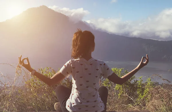 Uma Jovem Medita Monte Batur Bali — Fotografia de Stock