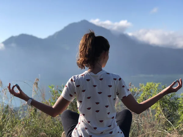 若い女の子はバリ島バトゥール山で瞑想します — ストック写真