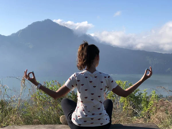 Mladá Dívka Medituje Mount Batur Bali — Stock fotografie