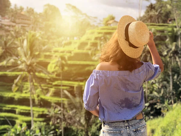 Mladá Žena Při Pohledu Krásné Tegallalang Rýžové Terasy Bali Indonésie — Stock fotografie