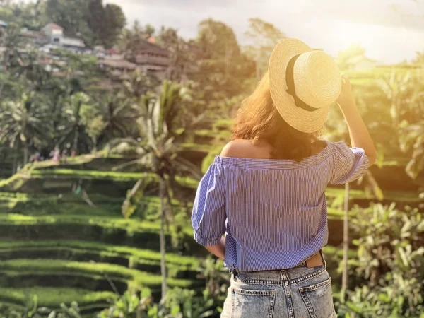 Jovem Mulher Olhando Para Belo Terraço Arroz Tegallalang Bali Indonésia — Fotografia de Stock