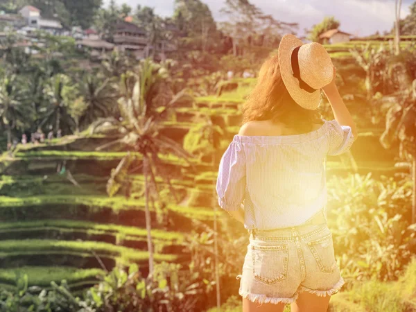 Jovem Mulher Olhando Para Belo Terraço Arroz Tegallalang Bali Indonésia — Fotografia de Stock