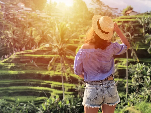 Jovem Mulher Olhando Para Belo Terraço Arroz Tegallalang Bali Indonésia — Fotografia de Stock