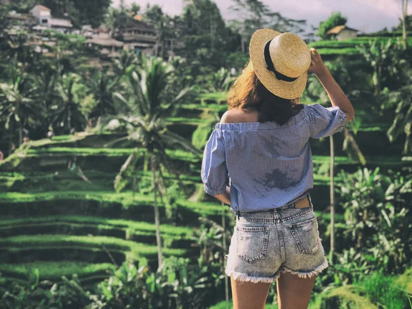 Jovem Mulher Olhando Para Belo Terraço Arroz Tegallalang Bali Indonésia — Fotografia de Stock