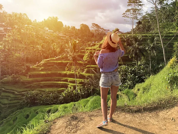 Jovem Mulher Olhando Para Belo Terraço Arroz Tegallalang Bali Indonésia — Fotografia de Stock