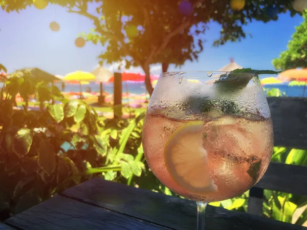Cocktail Mit Zitrone Strand — Stockfoto
