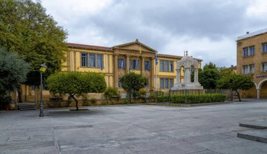Nicosia, Kıbrıs - 27 Mart 2017: Tarihi okul ve Faneromeni Faneromeni Meydanı Lefkoşa Kıbrıs'daki Venedik duvarları içinde eski şehir '