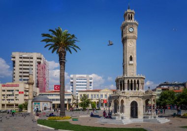 Izmir, Türkiye - 14 Haziran 2017: Ünlü antik Saat Kulesi Konak Meydanı, Izmir, 1901 yılında inşa, kule Izmir sembolik dönüm noktası oldu.