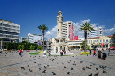 Izmir, Türkiye - 14 Haziran 2017: Ünlü antik Saat Kulesi Konak Meydanı, Izmir, 1901 yılında inşa, kule Izmir sembolik dönüm noktası oldu.