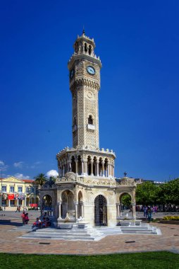Izmir, Türkiye - 14 Haziran 2017: Ünlü antik Saat Kulesi Konak Meydanı, Izmir, 1901 yılında inşa, kule Izmir sembolik dönüm noktası oldu.