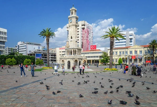 Izmir, Türkiye - 14 Haziran 2017: Ünlü antik Saat Kulesi Konak Meydanı, Izmir, 1901 yılında inşa, kule Izmir sembolik dönüm noktası oldu.