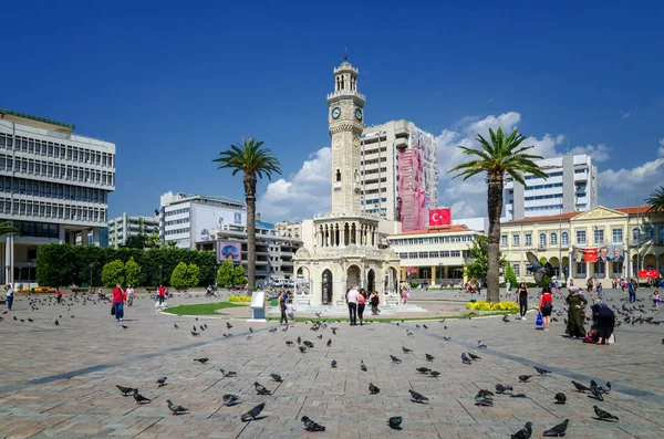 Izmir, Türkiye - 14 Haziran 2017: Ünlü antik Saat Kulesi Konak Meydanı, Izmir, 1901 yılında inşa, kule Izmir sembolik dönüm noktası oldu.