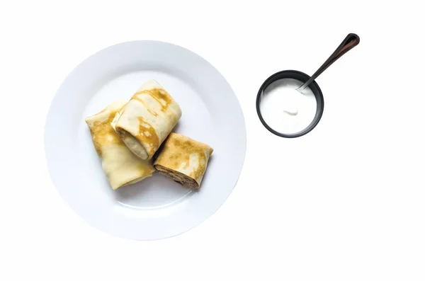 Pannkakor Fyllda Tallrik Med Gräddfil Isolerad Vit Bakgrund — Stockfoto