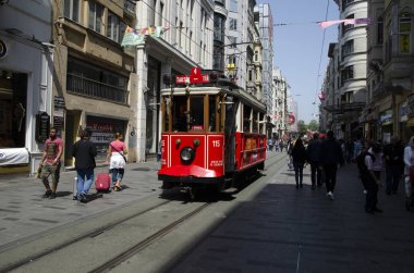 Istanbul, Türkiye - 02 Mayıs 2018: eski tramvay ve Taksim'de Istanbul, Türkiye üzerinde 02 Mayıs 2018 üzerinde yürüyüş insanlar