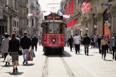 Istanbul, Türkiye - 02 Mayıs 2018: eski tramvay ve Taksim'de Istanbul, Türkiye üzerinde 02 Mayıs 2018 üzerinde yürüyüş insanlar