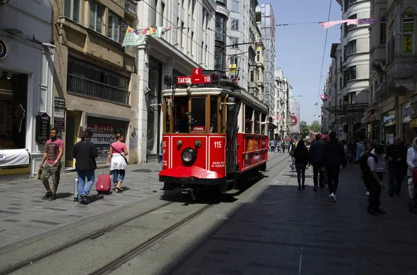 Стамбул Туркей Мая 2018 Года Старый Трамвай Люди Идущие Таксиме — стоковое фото
