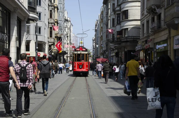 Istanbul Turkije Mei 2018 Oude Tram Mensen Lopen Taksim Mei — Stockfoto