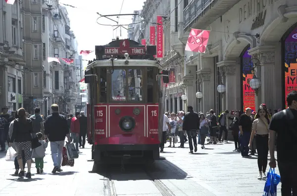 Istanbul Turecko Května 2018 Staré Tramvaje Lidí Kteří Jdou Taksim — Stock fotografie