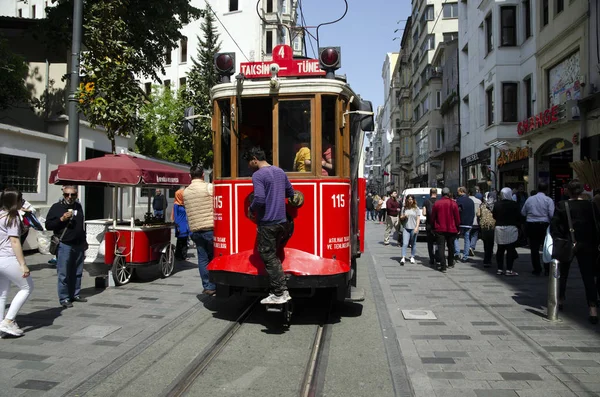 Стамбул Туркей Мая 2018 Года Старый Трамвай Люди Идущие Таксиме — стоковое фото