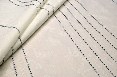 Pamuk kumaş, çiçek süsleme ve siyah ve beyaz bir şerit ile jakarlı