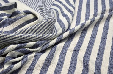 Jakarlı simli mavi ve beyaz şeritler halinde ile