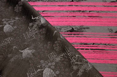 Kırmızı-bir desenle Siyah kaşmir ve ipek kumaş takım