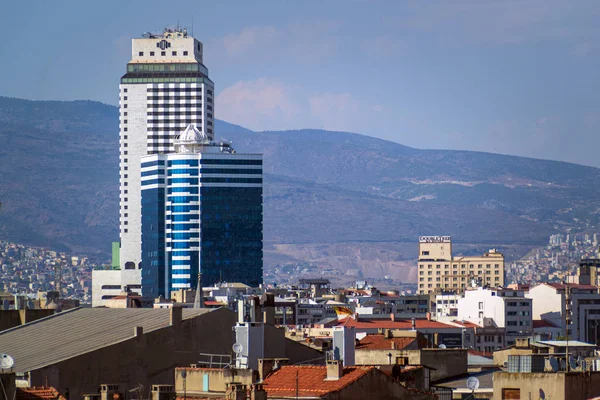 Izmir, Turkije-27 mei 2017: Izmir stad panoramisch uitzicht vanaf Bu — Stockfoto