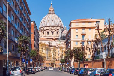 Roma, İtalya. 31 Mart 2019: Papalık Fesleğenvatikan kubbe görünümü