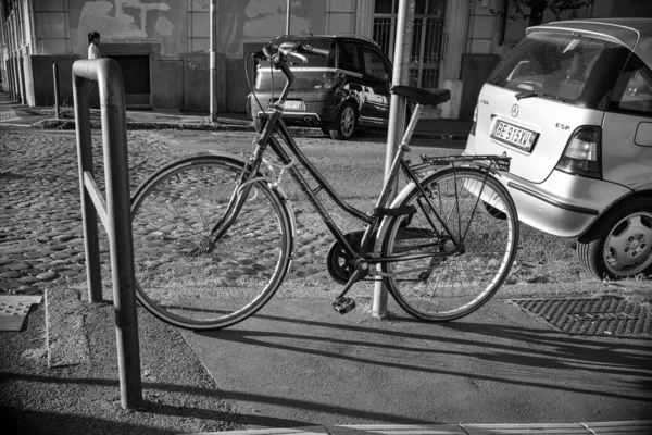Rzym, Włochy-31 marca 2019: rower zaparkowany na starej ulicy w ro — Zdjęcie stockowe