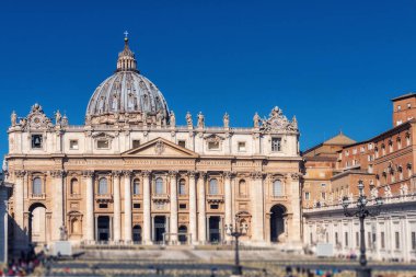 Vatikan'daki Aziz Petrus Meydanı'ndaki Aziz Petrus Bazilikası. Vati