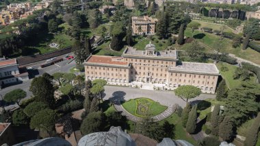 Vatikan, İtalya 'daki Aziz Peter Kilisesi' nin çatısından binaların ve sokakların havadan görünüşü