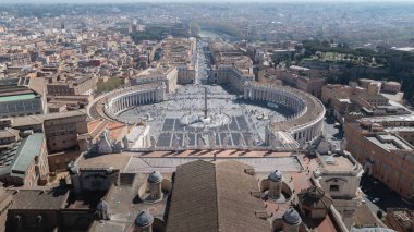 Vatikan, İtalya 'daki Aziz Peter Kilisesi' nin çatısından binaların ve sokakların havadan görünüşü