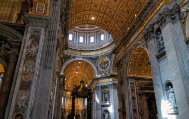 Roma - 31 Mart 2019: Vatikan'daki Aziz Petrus Bazilikası veya San Pietro'nun içinde, Roma, İtalya. Lüks Rönesans iç Panoranma. Aziz Peter Roma'nın en önemli simgelerinden biridir.