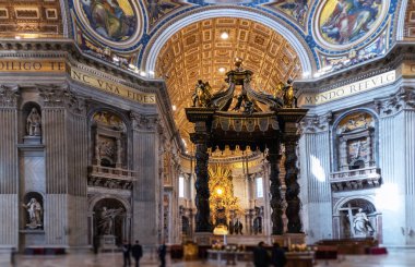 Roma - 31 Mart 2019: Vatikan'daki Aziz Petrus Bazilikası veya San Pietro'nun içinde, Roma, İtalya. Lüks Rönesans iç Panoranma. Aziz Peter Roma'nın en önemli simgelerinden biridir.