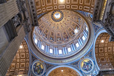 Roma - 31 Mart 2019: Vatikan'daki Aziz Petrus Bazilikası veya San Pietro'nun içinde, Roma, İtalya. Lüks Rönesans iç Panoranma. Aziz Peter Roma'nın en önemli simgelerinden biridir.