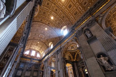 Roma - 31 Mart 2019: Vatikan'daki Aziz Petrus Bazilikası veya San Pietro'nun içinde, Roma, İtalya. Lüks Rönesans iç Panoranma. Aziz Peter Roma'nın en önemli simgelerinden biridir.