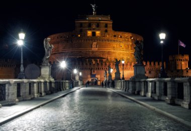 hadrian, genellikle melek Şatosu ' bilinen ve geceleri aydınlatılan sant'angelo Köprüsü Türbesi. Fotoğraf Roma, İtalya