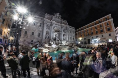 Roma, İtalya - 3 Nisan 2019: Turistler T'nin fotoğrafını çekiyor