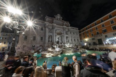Roma, İtalya - 3 Nisan 2019: Fotoğraf çeken turistler 