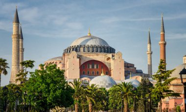 İstanbul'da bahar aylarında mavi gökyüzüne karşı akşam ayasofya camii