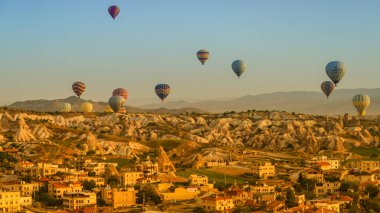 Kapadokya - 04 Mayıs 2018: Kapadokya Türkiye kaya manzaraya üzerinde uçan sıcak hava balonu