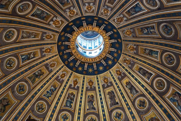 РИМ - 31 МАРТА 2019: Внутри базилики Святого Петра или Сан-Пи — стоковое фото