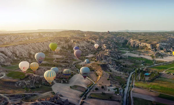 Mongolfiera che sorvola il paesaggio roccioso della Cappadocia Turchia — Foto Stock